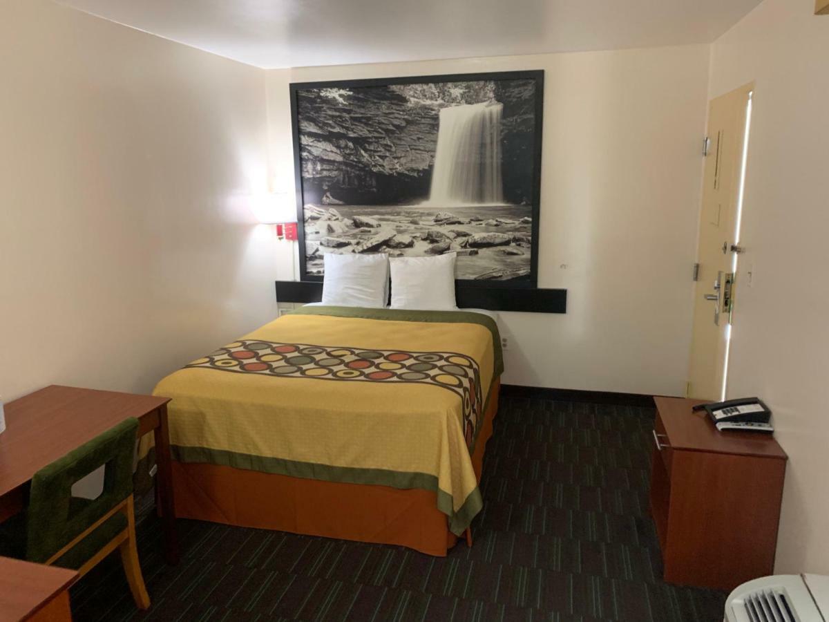 Super 8 Hotel Stafford Kültér fotó